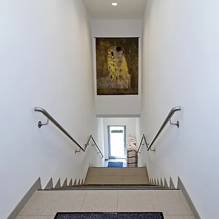 Carl Apartment *